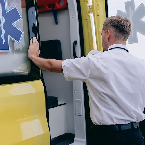 Cassino, ruba un’ambulanza al pronto soccorso e finisce in un dirupo: è grave