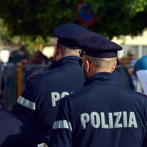 Catania, donna nuda lancia oggetti dal balcone: interviene la polizia