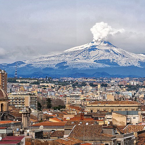Catania, eruzione Etna: sospesi i voli all'aeroporto