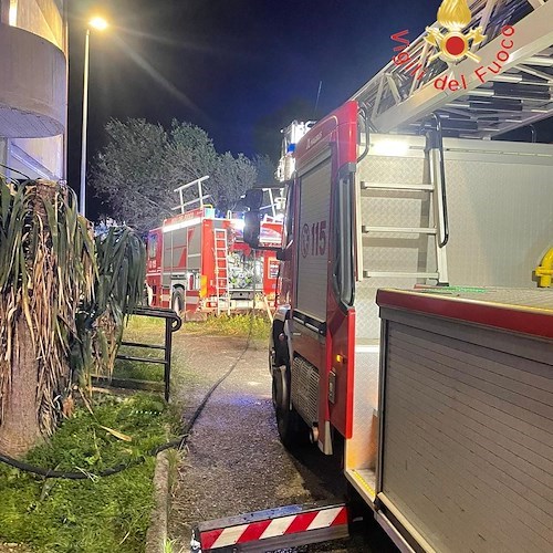 Catanzaro, scoppia incendio in una palazzina: morti tre fratelli giovanissimi, gravi gli altri familiari 