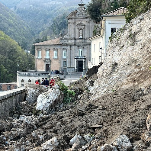 Cava de' Tirreni, frana in via Morcaldi: Abbazia Benedettina della SS. Trinità isolata /VIDEO