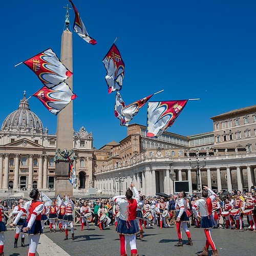 Cava de' Tirreni, gli Sbandieratori Cavensi ricevuti da Papa Francesco