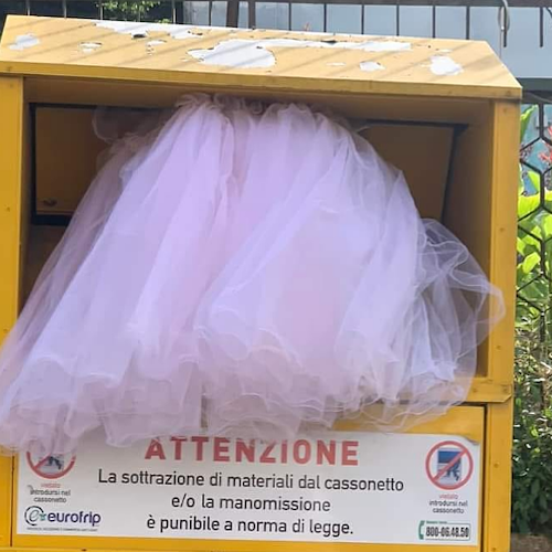 Cava de' Tirreni, nella raccolta indumenti gettato anche abito da sposa