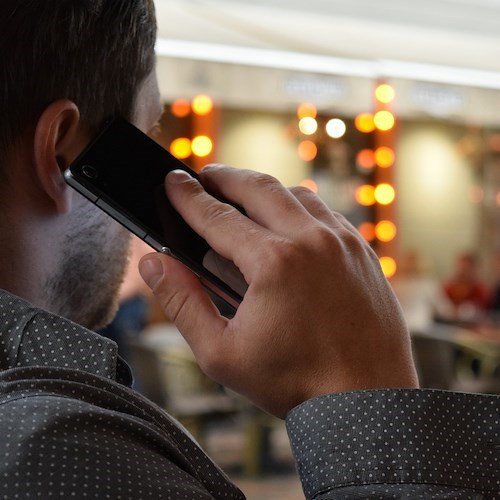 Uomo al telefono<br />&copy; Mimzy