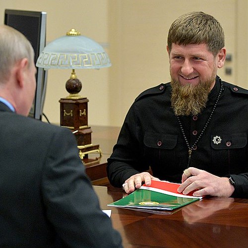 Cecenia, giornalista russa di Novaya Gazeta aggredita brutalmente. Portavoce Cremlino: "Aggressione molto grave"