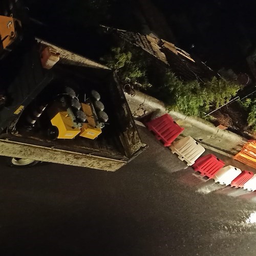 Cedimento muro di contenimento sulla Statale Amalfitana, senso unico alternato in vigore a Praiano /foto