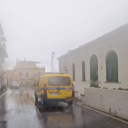 Cedimento muro di contenimento sulla Statale Amalfitana, senso unico alternato in vigore a Praiano /foto