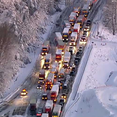 Centinaia di veicoli bloccati durante la notte sull'interstatale della Virginia a temperature gelide
