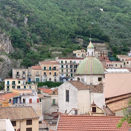 Cetara: crolli di pietre dal costone roccioso sopra via Turillo, divieto circolazione pedoni e veicoli