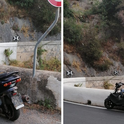Cetara. Scooter abbandonato sulla Statale Amalfitana /Foto