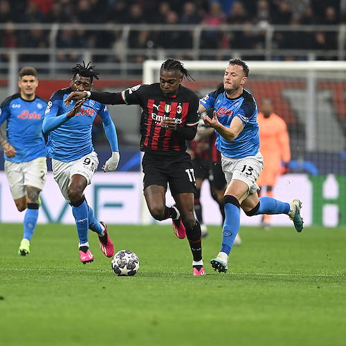 Champions League, il Milan batte il Napoli nella gara d'andata. Polemiche sull'arbitraggio 