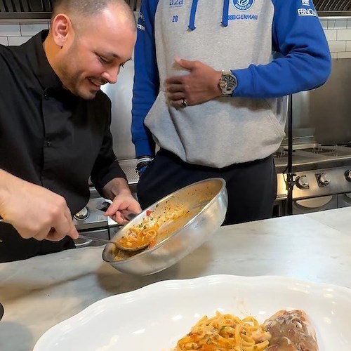 Chef Ciro di Maio e la star del basket Mike Cobbins uniscono forze in un piatto tradizionale napoletano