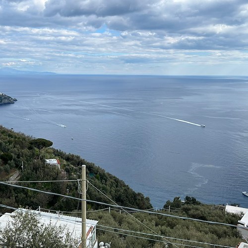 Chiazza di carburante sulle acque di Positano, la denuncia di un residente /foto