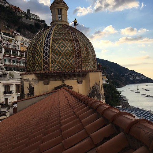 Chiesa di Santa Maria Assunta, Positano. Pulizia delle cupola alla vigilia della Festa con Fabio Fusco, Antonino De Simone e Maria Cinque