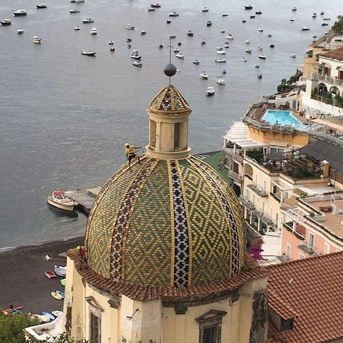 Chiesa di Santa Maria Assunta, Positano. Pulizia delle cupola alla vigilia della Festa con Fabio Fusco, Antonino De Simone e Maria Cinque