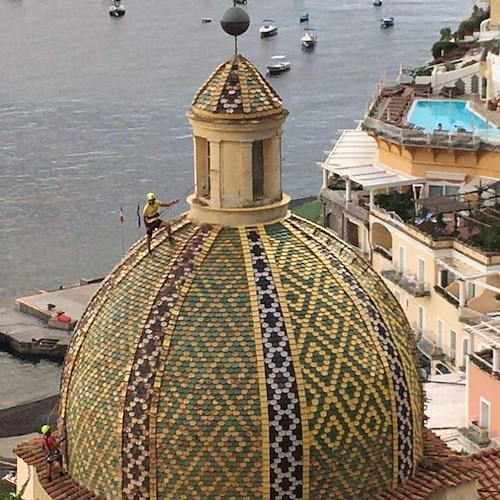Chiesa di Santa Maria Assunta, Positano. Pulizia delle cupola alla vigilia della Festa con Fabio Fusco, Antonino De Simone e Maria Cinque