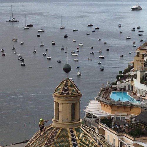 Chiesa di Santa Maria Assunta, Positano. Pulizia delle cupola alla vigilia della Festa con Fabio Fusco, Antonino De Simone e Maria Cinque
