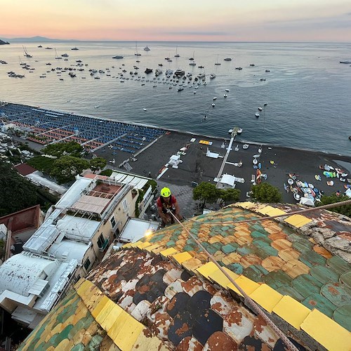 Chiesa di Santa Maria Assunta, Positano. Pulizia delle cupola alla vigilia della Festa con Fabio Fusco, Antonino De Simone e Maria Cinque