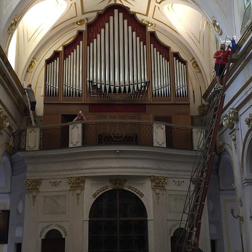 Chiesa Madre a Positano, sostituiti i corpi illuminanti dell'altare e della navata centrale