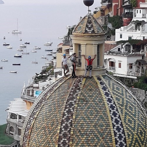 Chiesa Madre Positano. Questa mattina la pulizia delle cupola grazie a Fabio Fusco e Antonio De Simone /Foto