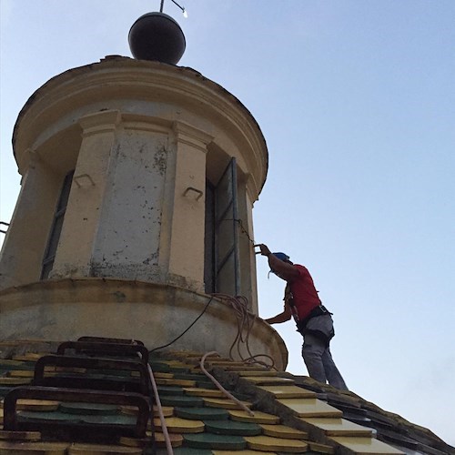 Chiesa Madre Positano. Questa mattina la pulizia delle cupola grazie a Fabio Fusco e Antonio De Simone /Foto