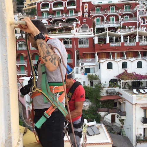 Chiesa Madre Positano. Questa mattina la pulizia delle cupola grazie a Fabio Fusco e Antonio De Simone /Foto