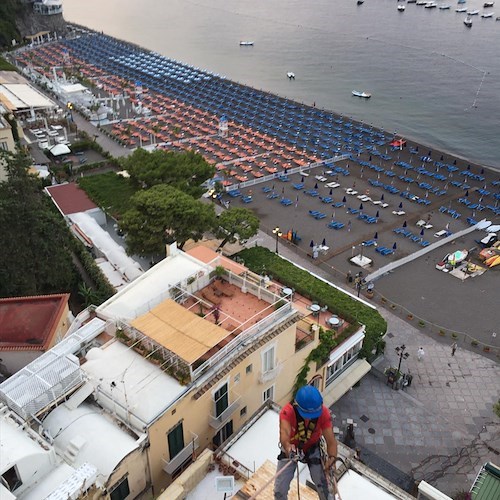 Chiesa Madre Positano. Questa mattina la pulizia delle cupola grazie a Fabio Fusco e Antonio De Simone /Foto