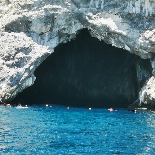 Chiuso l’accesso alla Grotta Pandora di Maiori, a causa passaggio illegale delle barche a motore