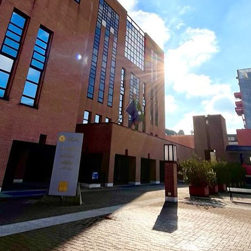 Choc a Milano, 25enne trovata morta all'università Iulm: aveva una sciarpa legata al collo