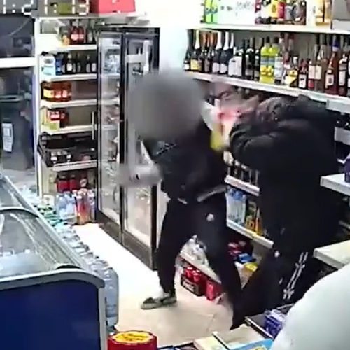 Choc a Roma, commerciante colpito a sassate e rapinato da due minorenni