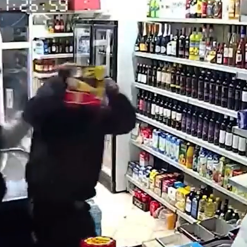 Choc a Roma, commerciante colpito a sassate e rapinato da due minorenni