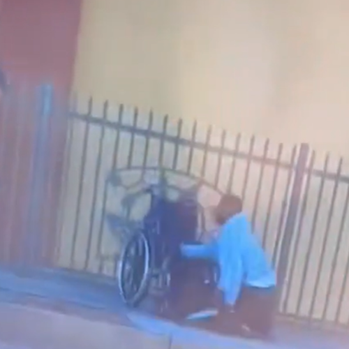 Choc negli Usa, afroamericano in sedia a rotelle ucciso a colpi di pistola dalla polizia 
