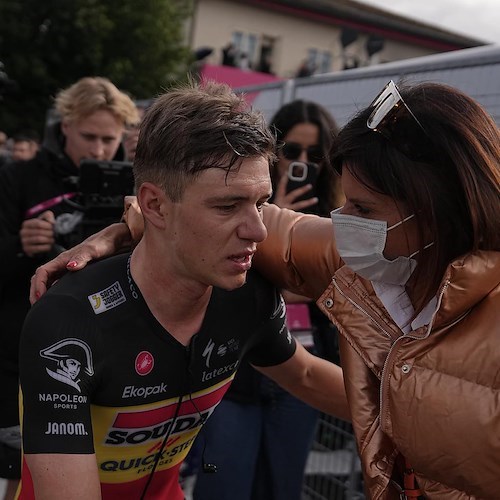 Ciclista positivo al Covid, al Giro d'Italia tornano le mascherine per limitare i contagi