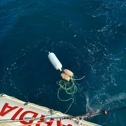 Cilento, reti da pesca irregolari e pericolose in area marina protetta: il sequestro della Guardia Costiera 