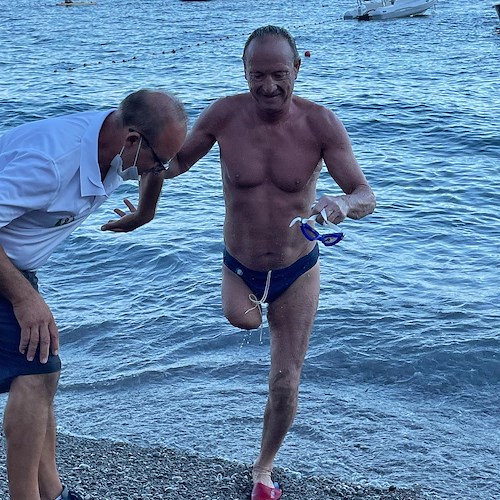 Cimmino compie la tappa Capri-Positano, 24 km a nuoto senza una gamba per sensibilizzare sulla disabilità