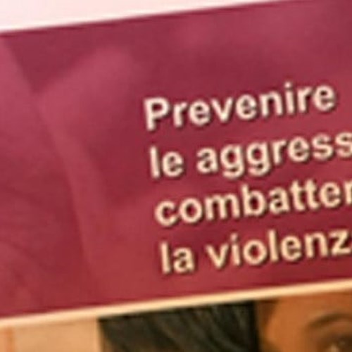 Cividale del Friuli, opuscolo nelle scuole: «Niente sorrisi e abiti vistosi per evitare stupri». È polemica