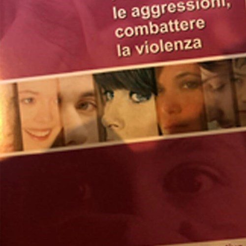 Cividale del Friuli, opuscolo nelle scuole: «Niente sorrisi e abiti vistosi per evitare stupri». È polemica