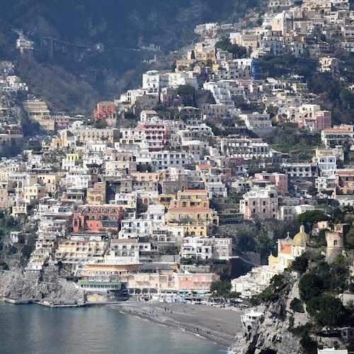 Clonato sito web di un noto albergo di Positano, denunciata una donna di Napoli
