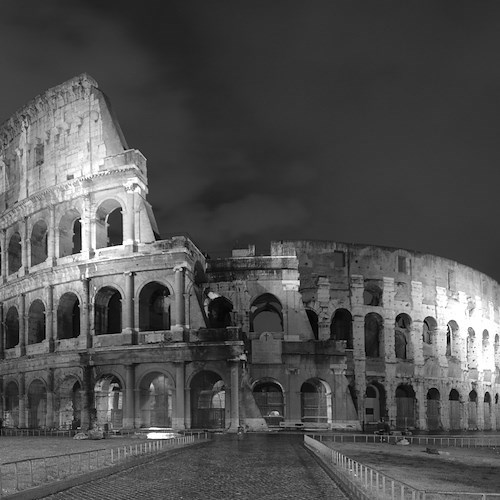 Colosseo, turista incide dedica alla fidanzata con le chiavi. Gualtieri: "Gesto incivile ed insensato"