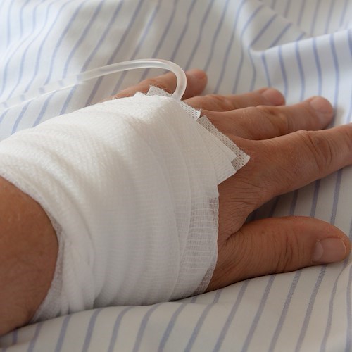 Mano di paziente in ospedale<br />&copy; stux