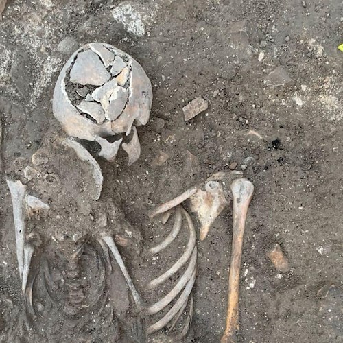 Commovente scoperta a Fano, affiorati durante scavi due scheletri abbracciati: forse madre e figlio<br />&copy; Cristian Fanesi