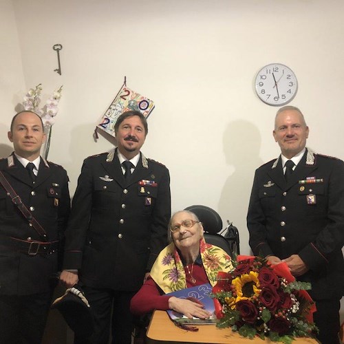 Compie 100 anni nel giorno della Festa delle Forze Armate, la signora Lucia omaggiata dai Carabinieri 