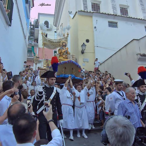 Con l’Alzata del Panno a Cetara iniziano i festeggiamenti in onore di San Pietro