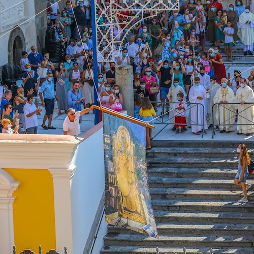 Con l'Alzata del Quadro Positano dà inizio ai festeggiamenti in onore di Santa Maria Assunta /VIDEO
