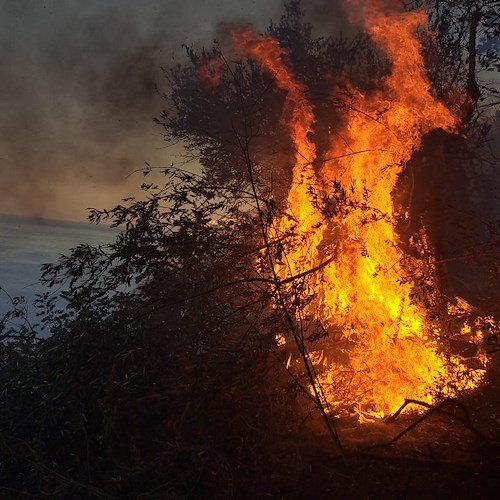Conca dei Marini, incendio nella notte. Chiusa la Statale Amalfitana