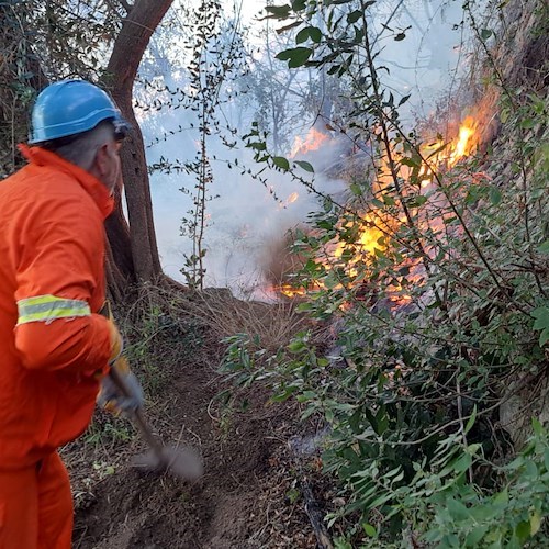 Conca dei Marini, incendio nella notte. Chiusa la Statale Amalfitana