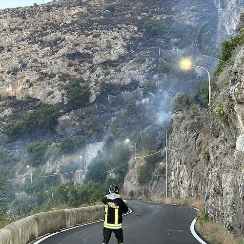 Conca dei Marini, incendio nella notte. Chiusa la Statale Amalfitana