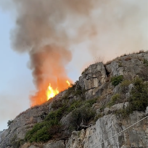 Conca dei Marini, incendio nella notte. Chiusa la Statale Amalfitana