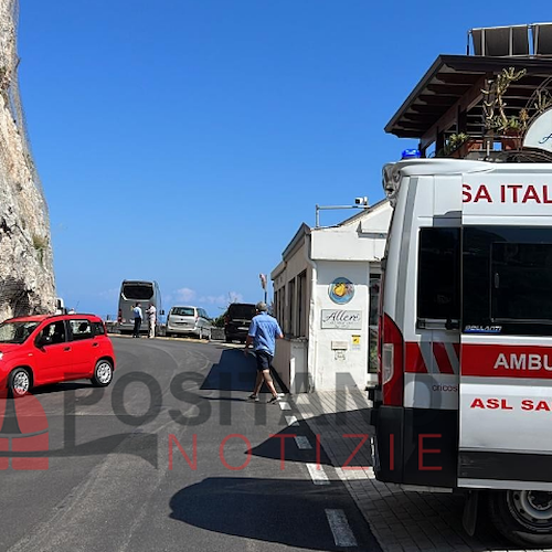 Conca dei Marini: perde il controllo dell'auto a noleggio e sbatte contro il costone roccioso / FOTO 