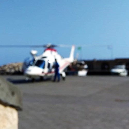 Conca dei Marini: Soccorso in mare, 32enne di Amalfi trasferita in elicottero all'ospedale di Salerno 